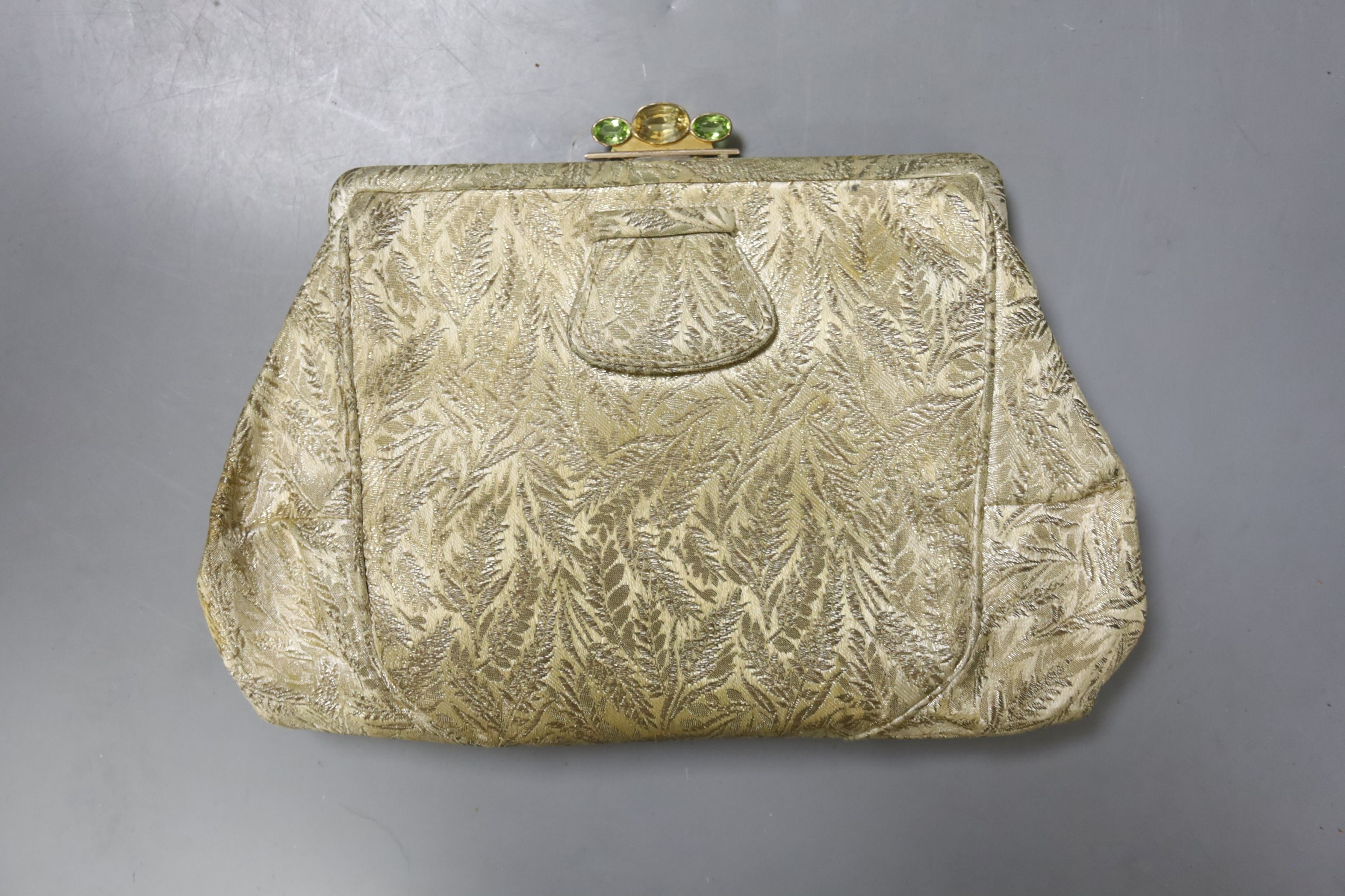 A Goldsmiths & Silversmiths evening bag with a peridot and citrine clasp